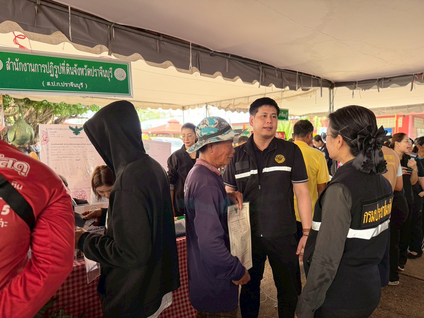 title - วันที่ 22 เมษายน 2569 นายวิทูล ประดิษฐบุญ ปฏิรูปที่ดินจังหวัดปราจีนบุรี  พร้อมด้วย เจ้าหน้าที่ ส.ป.ก.ปราจีนบุรี เข้าร่วมโครงการจังหวัดเคลื่อนที่  โครงการ 